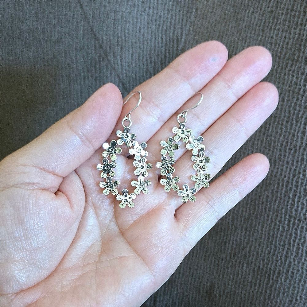 Noa Zuman Silver🤍 Floral🌸 Wreath Dangle Earrings - Picture 9 of 16